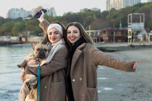 Quels types de manteaux en laine bouclée sont idéaux pour un look chic et cosy?